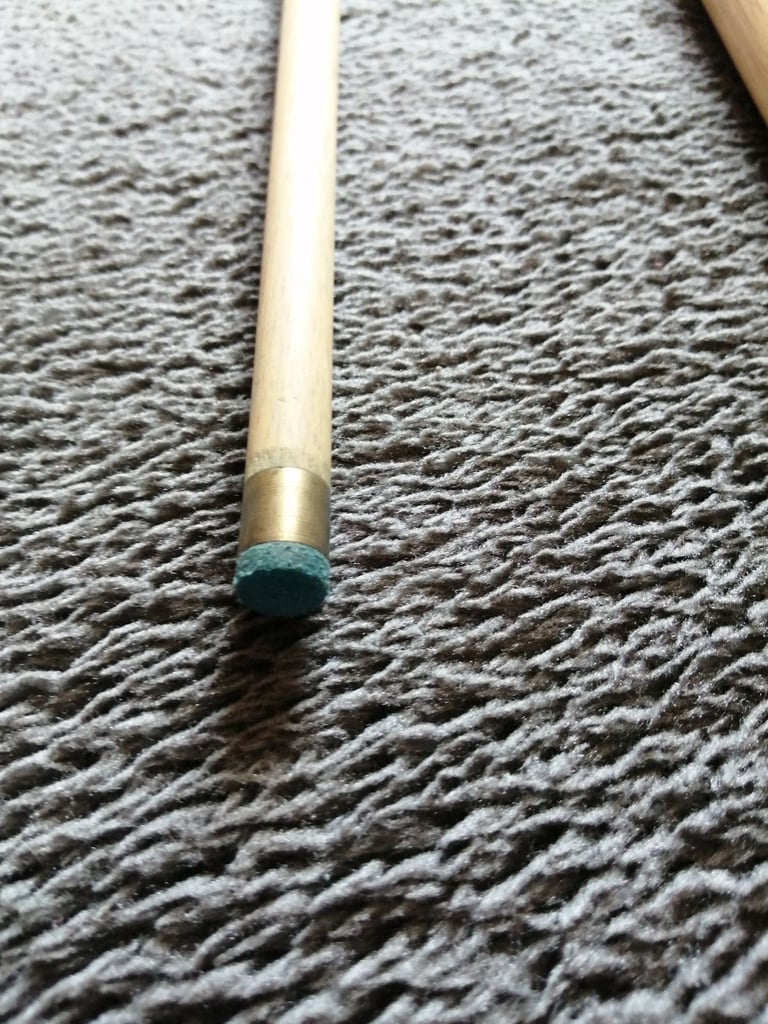 Pot black snooker cue £15