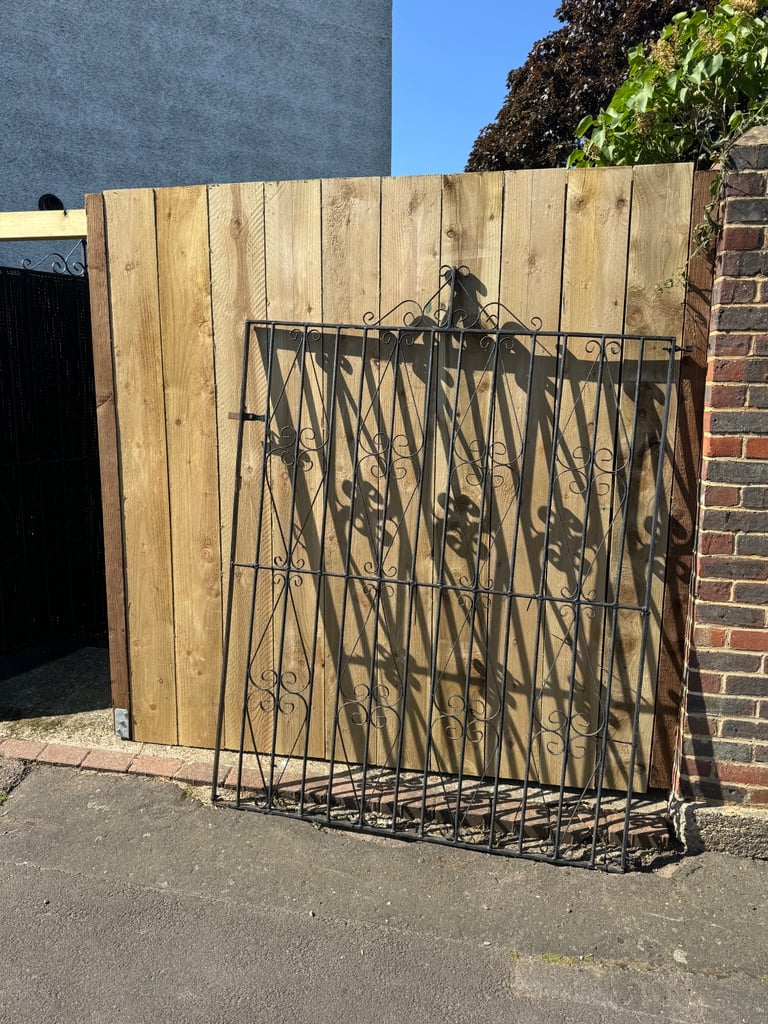 Double driveway iron gates 146cm x 180cm each gate with decorative design 