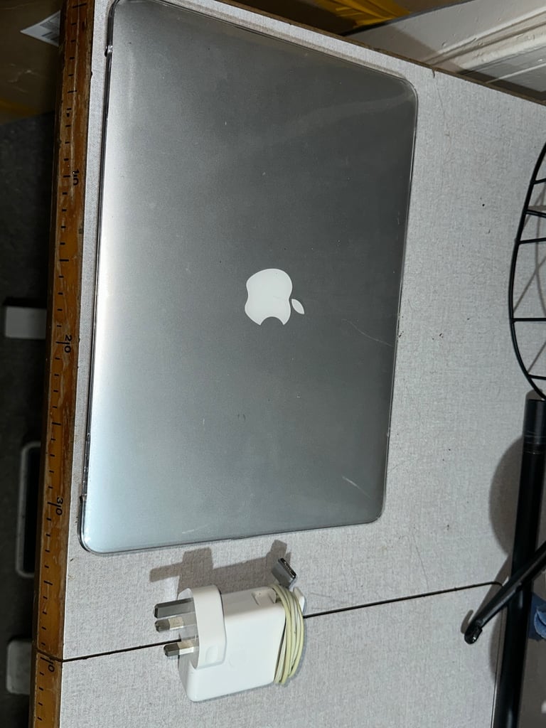 MacBook Air 2017 massive 512GB SSD 8GB ram working absolutely fine good battery with protective case