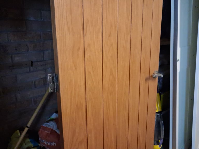Oak solid door with handle