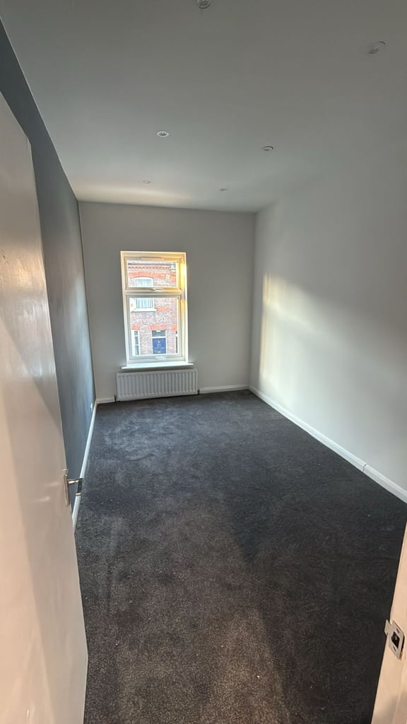 *** 2 BEDROOM FLAT*** FULLY REFURBISHED***NEAR TO STATION*** FAMILIES ONLY 