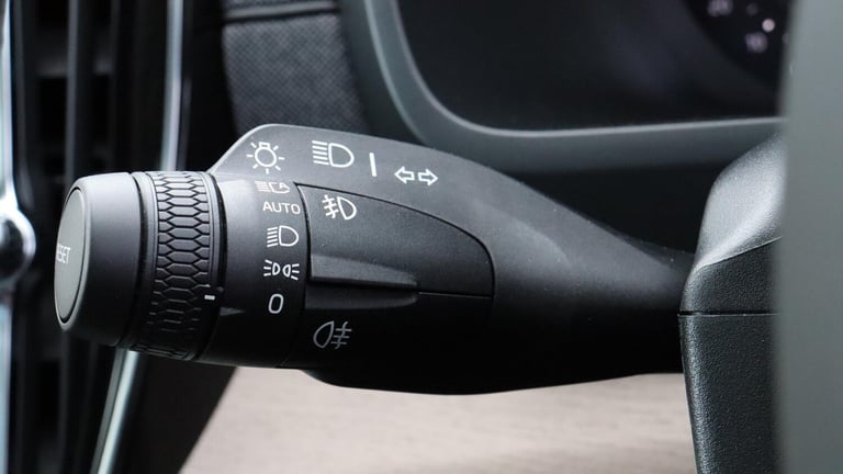 2025 Volvo XC90 B5 (P) AWD Plus Dark (Harman Kardon Sound, 360 Camera, Apple CarPlay, BLIS) ESTAT...