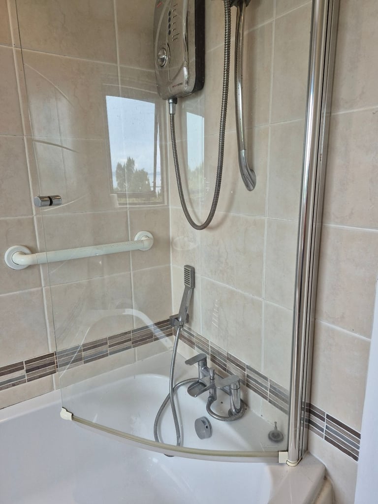 image for BATHROOM SHOWER TOILET AND 2 SINKS
