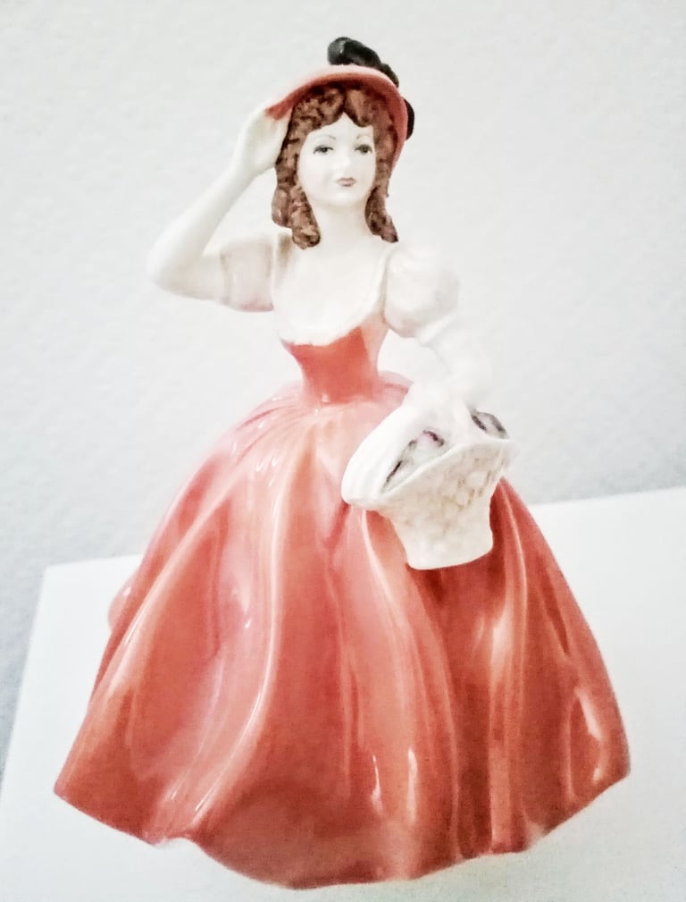 BEAUTIFUL DISCONTINUED COALPORT LADY FLORA.