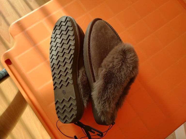 Grey faux fur lined women's slippers. Size 5  - 6. Brand new