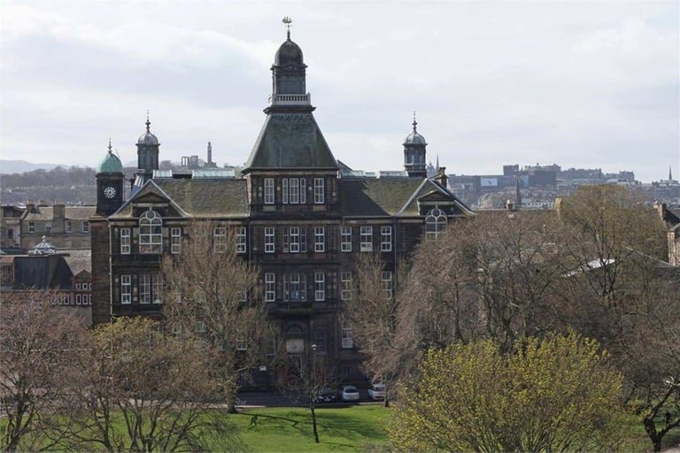 LOVELY TWO BEDROOM, TWO BATHROOM FLAT IN LEITH LINKS