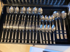 75 piece boxed cutlery set