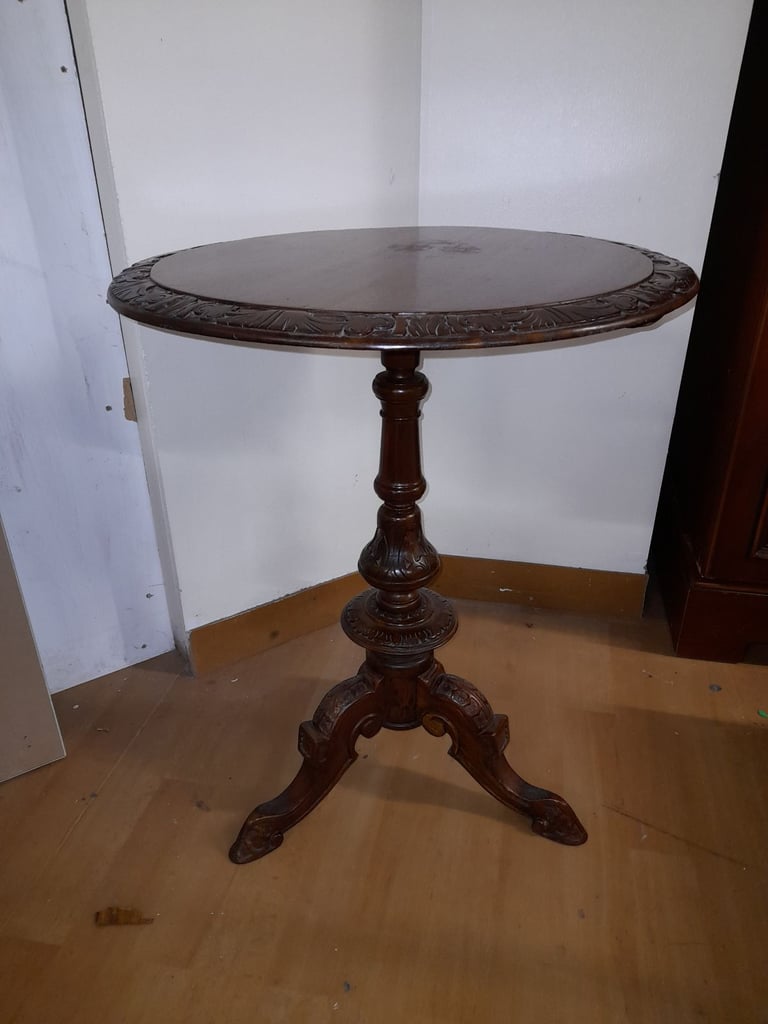 Rare! Victorian Irish Shamrock Design round tripod table. 