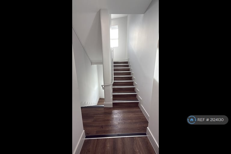 2 bedroom flat in Luton Road, Chatham, ME4 (2 bed) (#2124130)