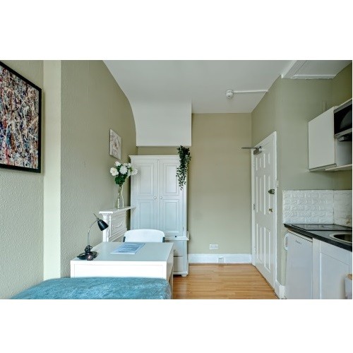 Single Semi-Studio in Castletown Road, West Kensington/Barons Court, W14 9HG * Bills Inc*