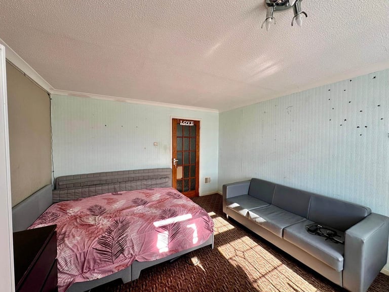 image for King Size Double Room in Brecon Close, Mitcham CR4. ideal for Single Professionals.