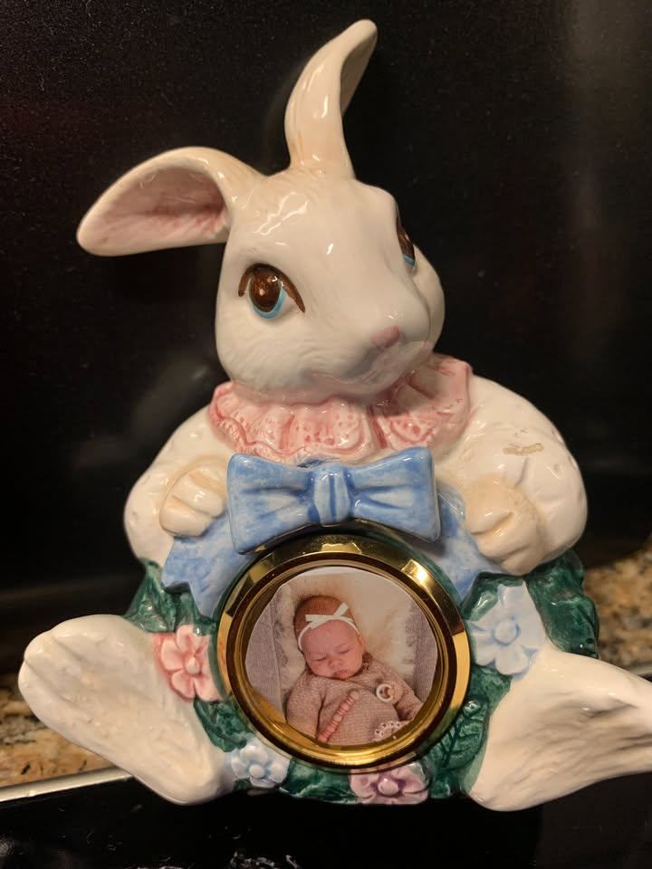 image for CUTE CERAMIC BUNNY FRAME - HAND PAINTED - H12 CM