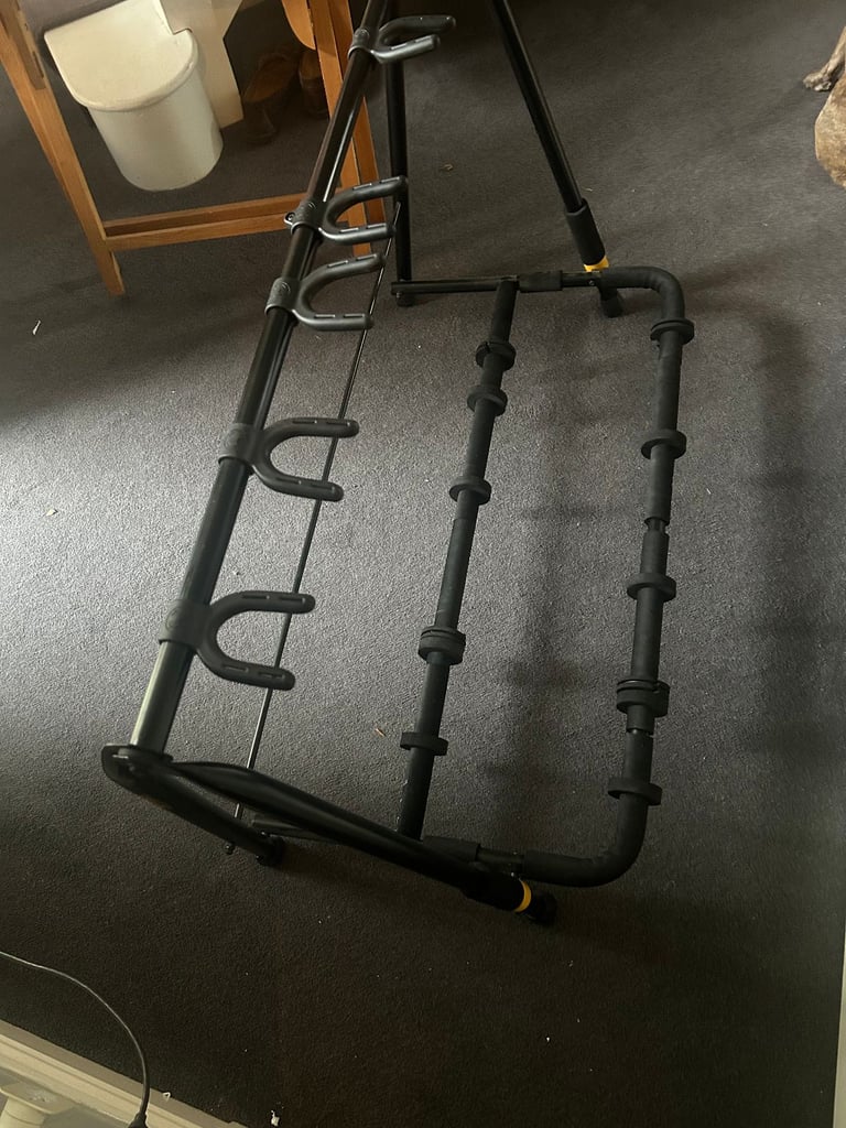 Foldable guitar rack for up to 6 guitars