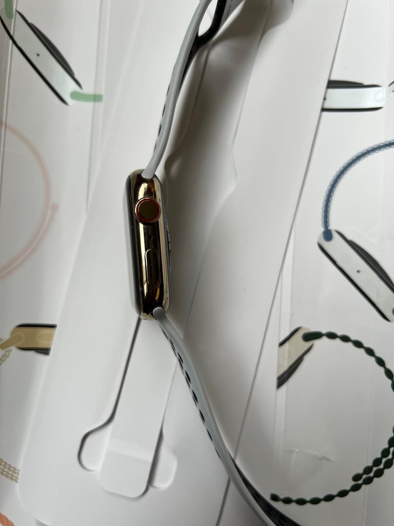 Apple Watch Series 8 45MM stainless steel Gold 
