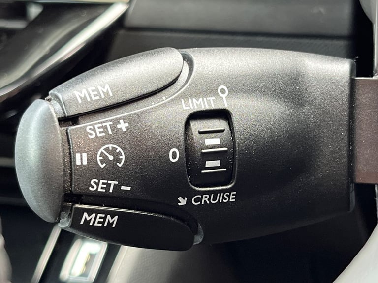  Peugeot 208 1.2 Puretech Allure Premium  Plus Hatchback 5dr Petrol Manual Euro