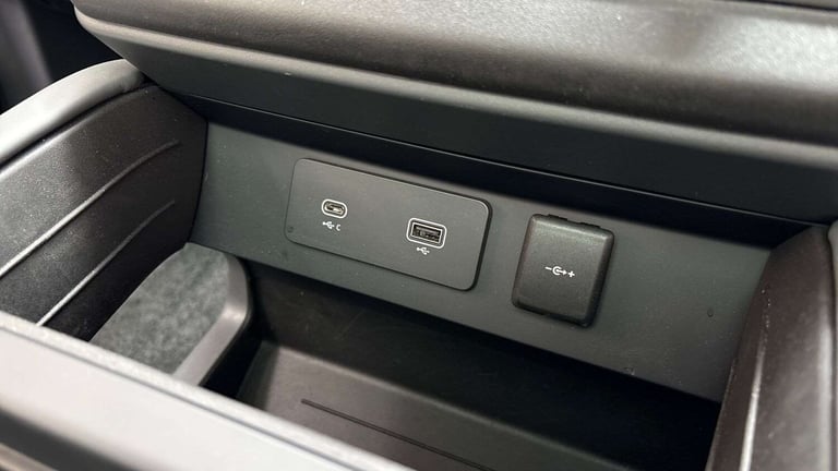 2024 Land Rover Defender 3.0 D250 X-Dynamic HSE 90 3dr Auto ESTATE DIESEL Automatic