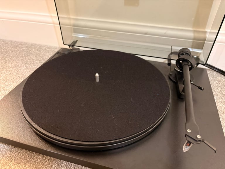 Pro-ject Essentials II Turntable 