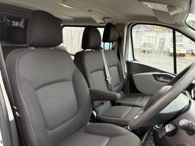 2017 Renault Trafic LL29 dCi 95 Business Crew Van 6 SEATER A/C WINDOW VAN Diesel Manual