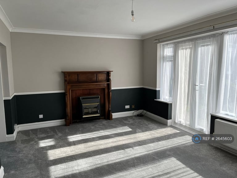 2 bedroom flat in Beacon Hill Court, Hindhead, GU26 (2 bed) (#2645603)