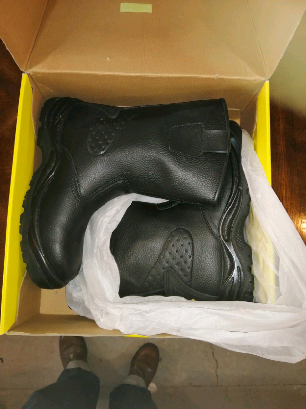 Safety boots. Dunlop size 9. 