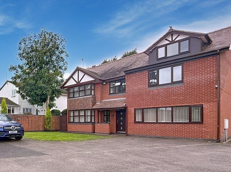 6 bedroom house in Orion Court, Newcastle, ST5 2PN