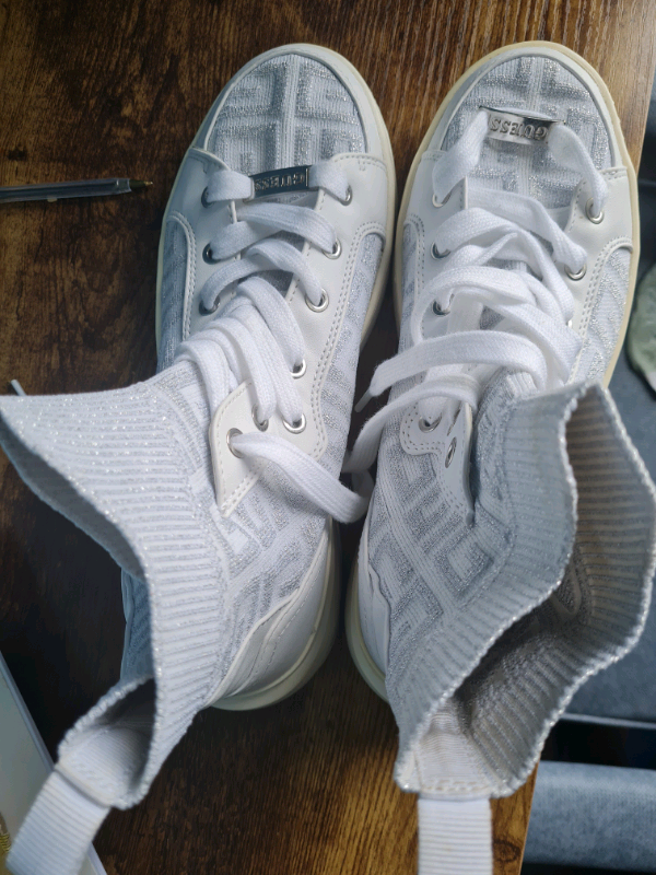  Boots / trainers