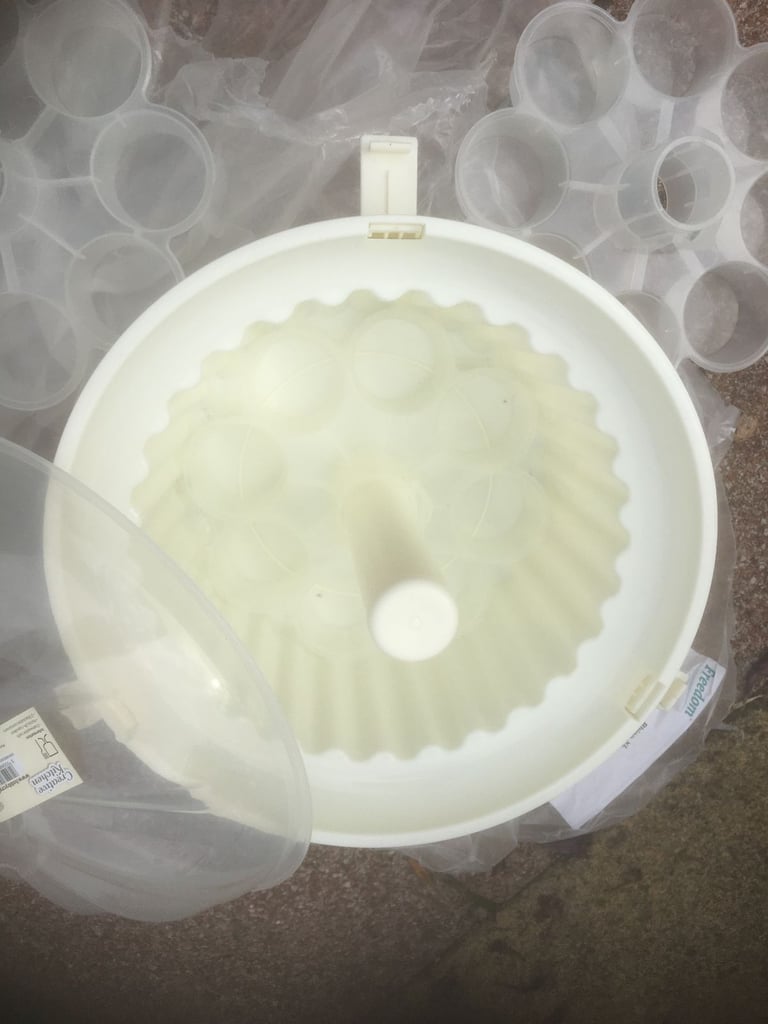 Cupcake carrier with handle -24 wells - unused