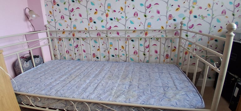 image for Metal day bed