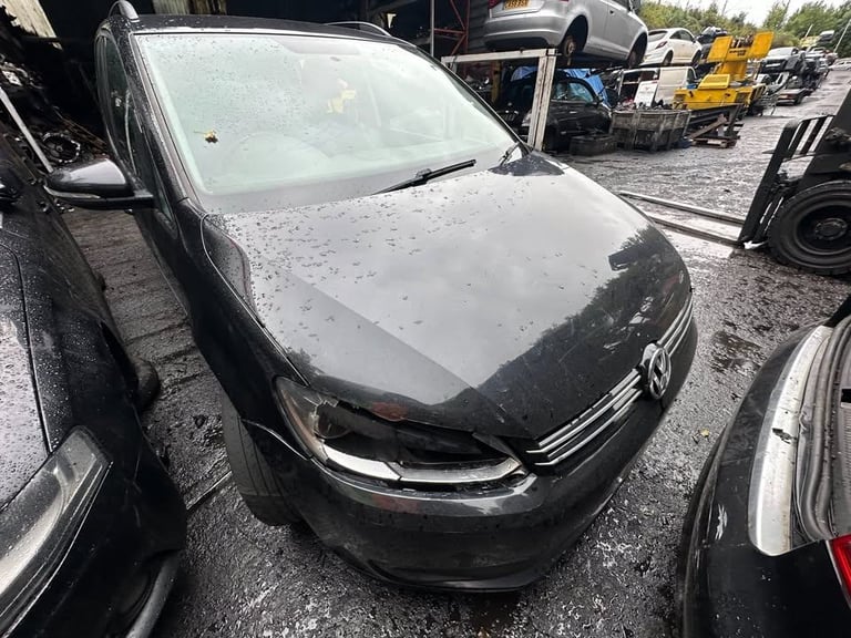 VW TOURAN 2012 1.6 DIESEL BREAKING FOR PARTS 