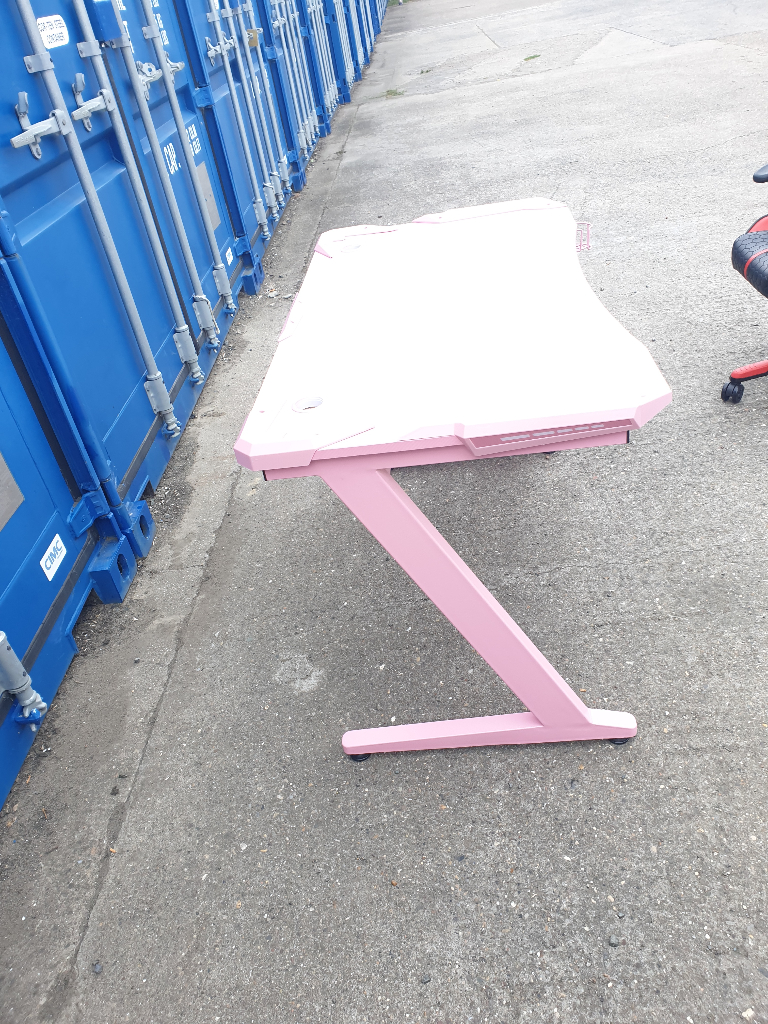 gameing desk pink in colour