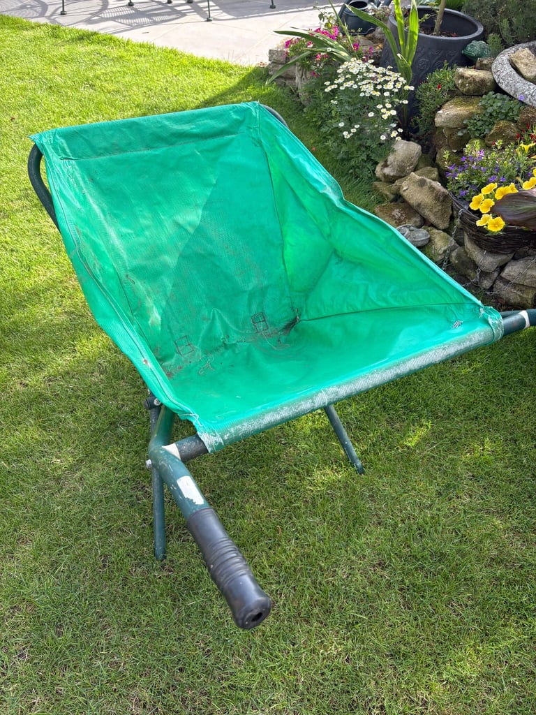 Folding wheelbarrow 