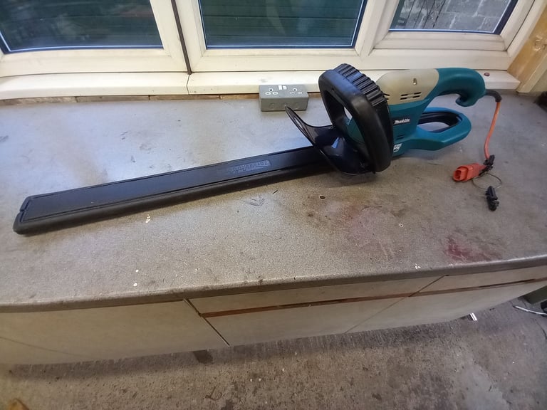 image for Makita UH5540 240 volt hedge trimmer