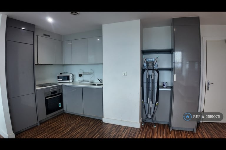 3 bedroom flat in West Point, Manchester, M16 (3 bed) (#2619076)