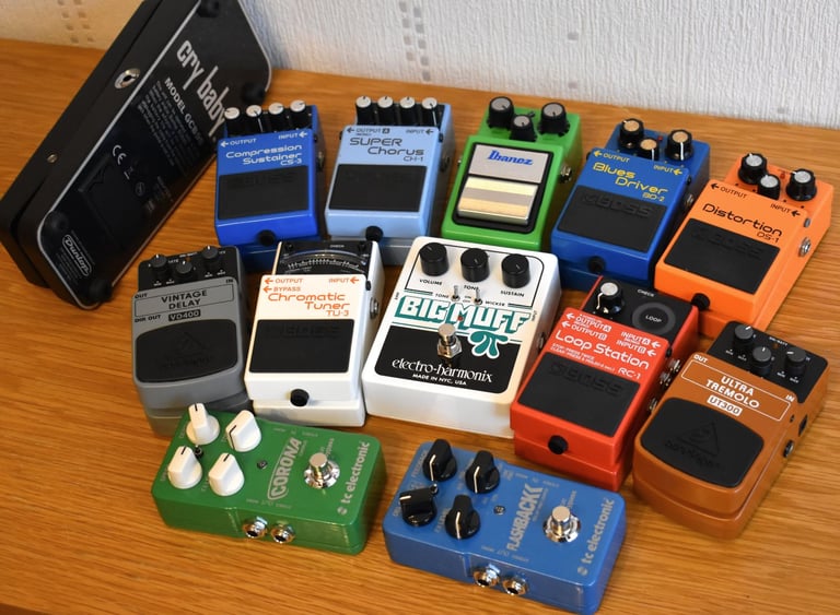 🎸 Guitar Pedal Collection – Boss, Dunlop, Ibanez, EHX, TC + Power Supply & 8 Patch Cables 🎸