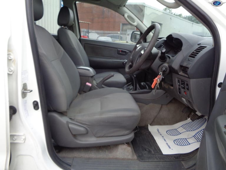 TOYOTA HILUX 2.5 D-4D HL2 White Manual Diesel 2012