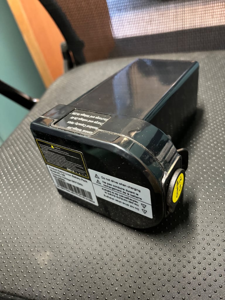 Lightweight foldable electric wheelchair