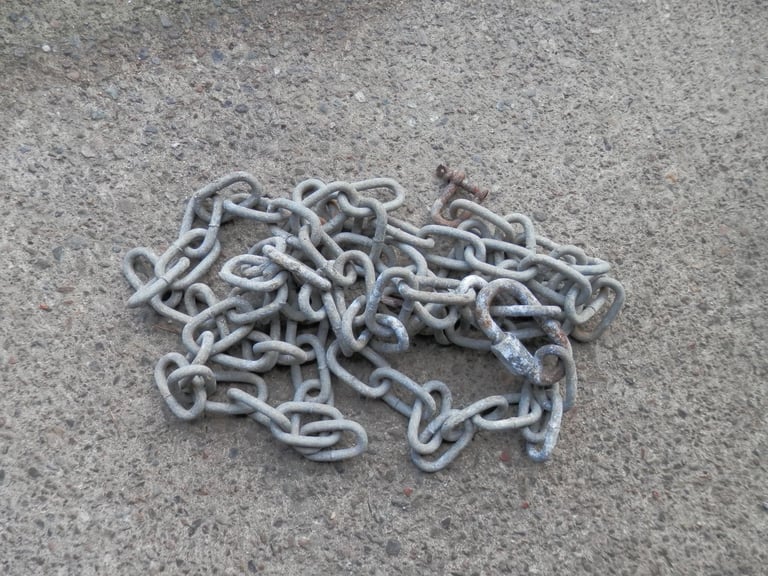 image for 2.7 meters of 6mm long link chain.  Oban.  £12