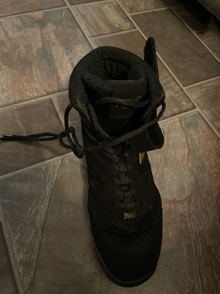 Barley used everlast pro elite boxing boots (price negotiable)