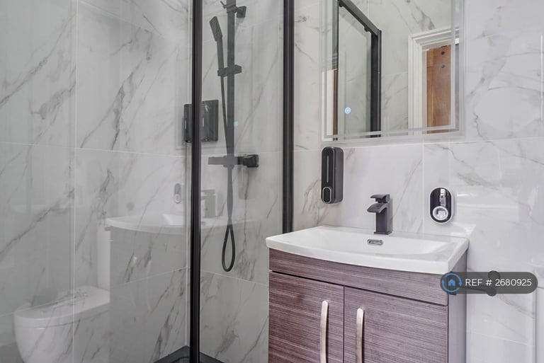 1 bedroom flat in Tudor House, Brighouse, HD6 (1 bed) (#2680925)