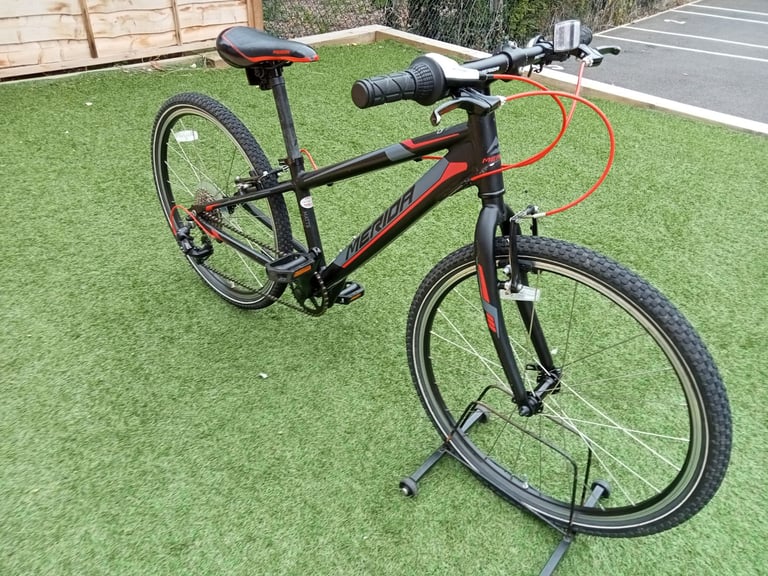 Merida Matts Junior 24 inch wheels Hybrid Mountain Bike.