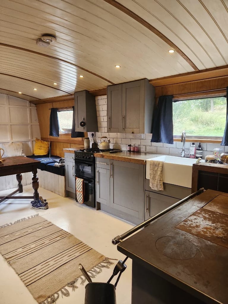 Large Widebeam boat - 2 bedrooms - 2 bathrooms, incl an ensuite - all bills incl - E14 5RB