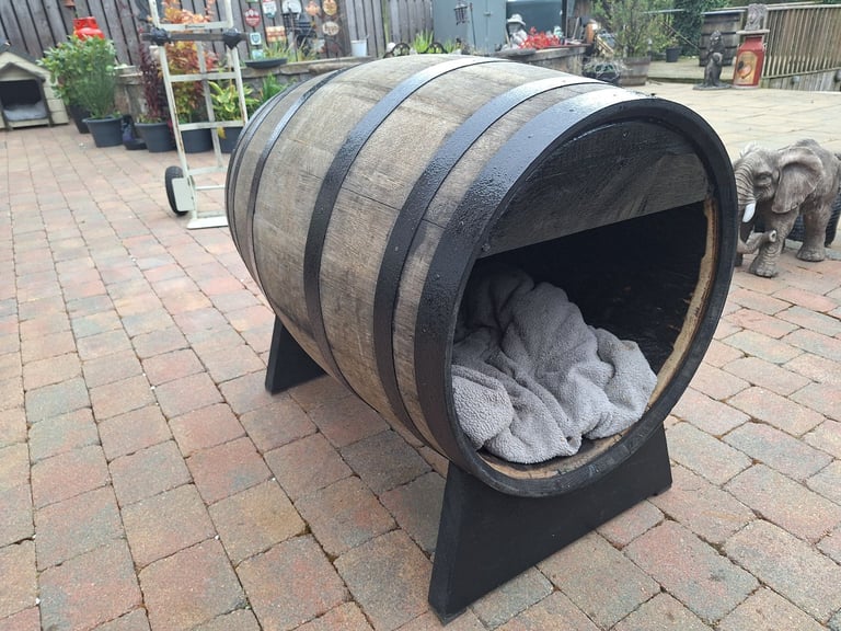 Oak barrel dog/kennel