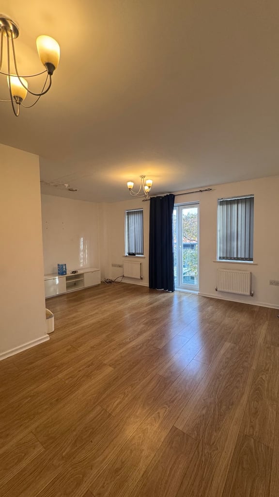 3 bedroom with 3 bath terrace house to LET!NO COMPANY LET!