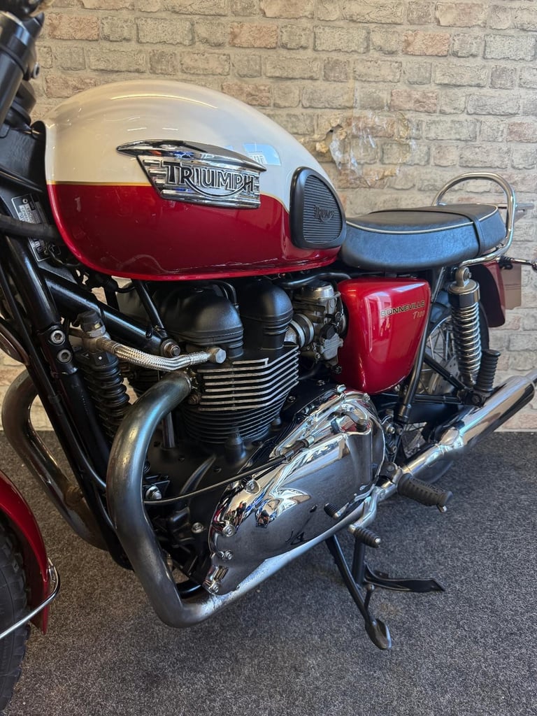 2013 Triumph Bonneville T100 - Red - 17k miles - Nice condition retro bike 