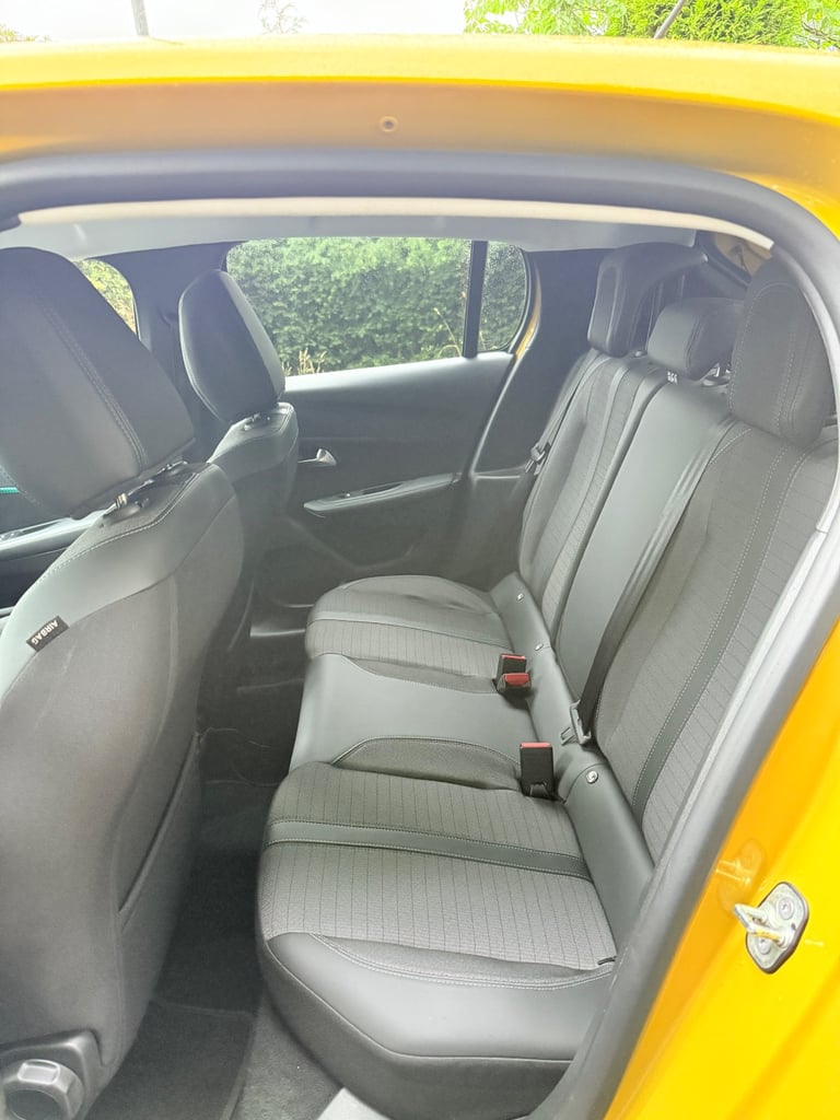 Peugeot 208 Allure Premium + 2023