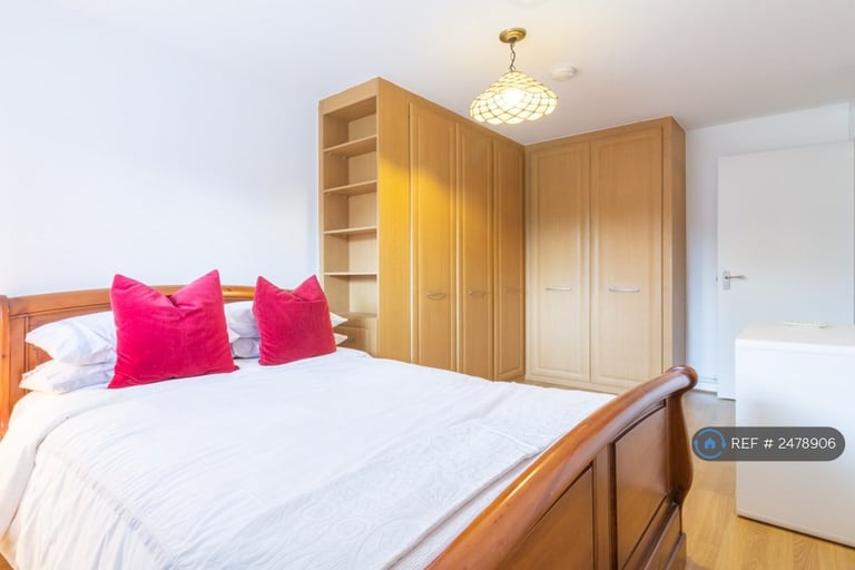 1 bedroom flat in Cooper Close, London, SE1 (1 bed) (#2478906)