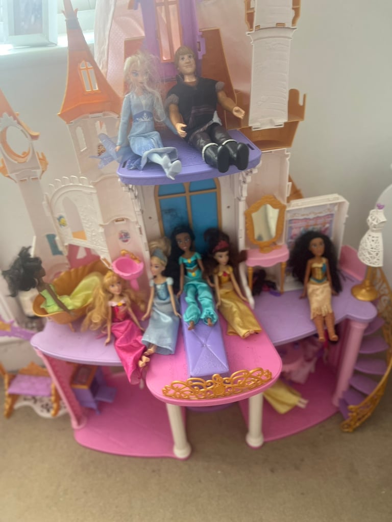 Disney princess castle with dolls 