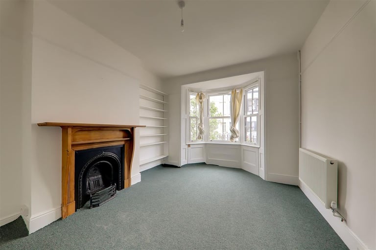 Rooms to rent in shared house Worthing, near station.