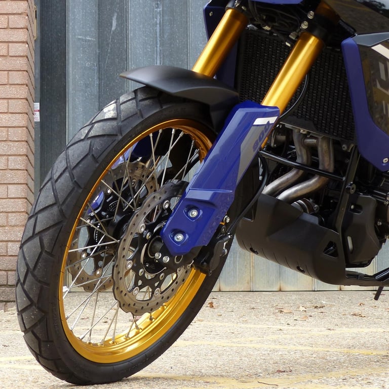 2025 Suzuki DL800 V-Strom DE – Immaculate, 1- Owner, FSH, 16 months Warranty .