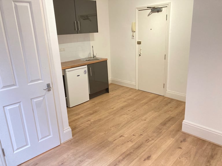 Includes Bills Converted New Ground Studios Shower WC DBedRoomKitchenDineSit VeryNearTubeBusShops